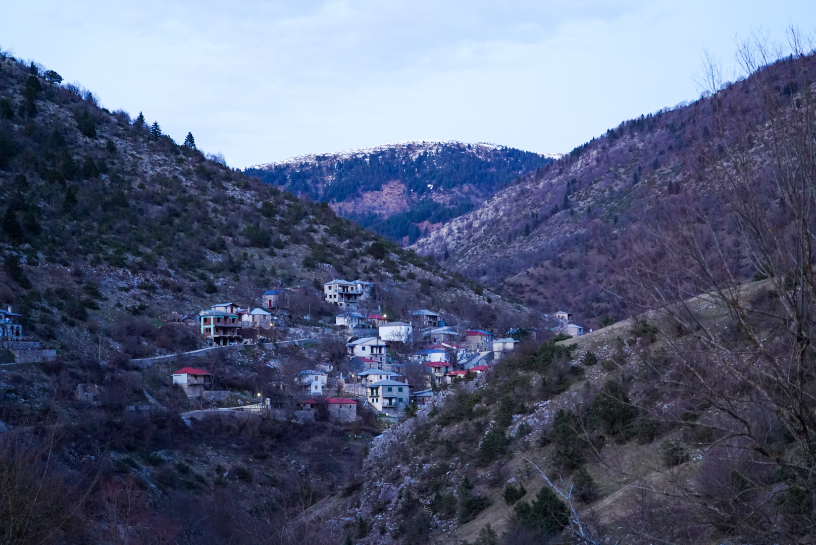 Village au creux des montagnes, tzoumerka — vallée de matsouki, lors d’une itinérance à ski en Grèce.